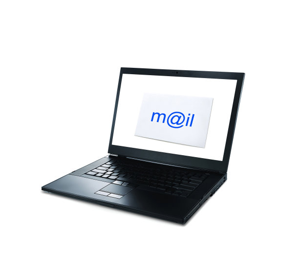 笔记本电脑和信封隔离在白色背景图片下载