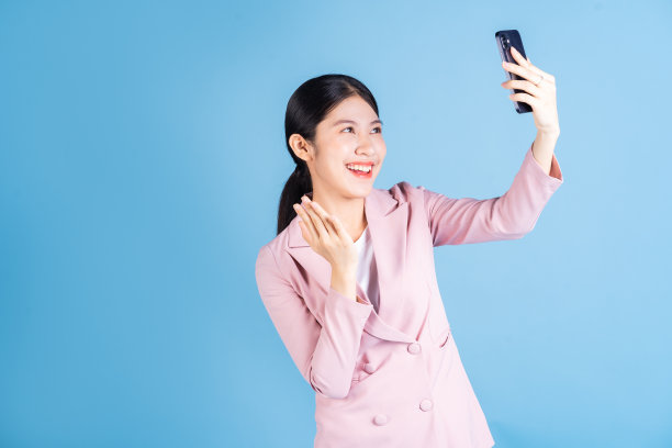 年轻的亚洲妇女在背景上使用智能手机的图像图片下载