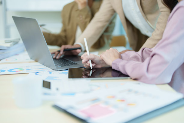 亚洲企业家和商界人士在会议室开会，进行商业计划、财务预算和投资风险评估，分析客户群体，以促进公司增长图片下载