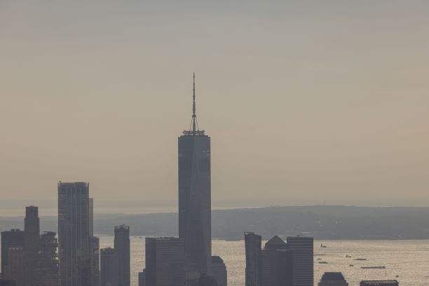 美国纽约曼哈顿市中心高楼上美丽的空中雾景。图片下载