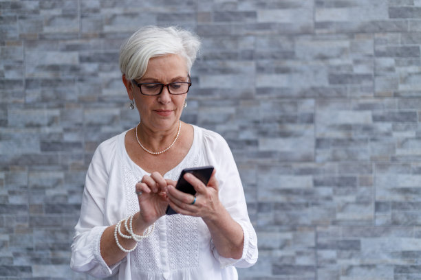 留着短发的资深女商人靠墙站着图片下载