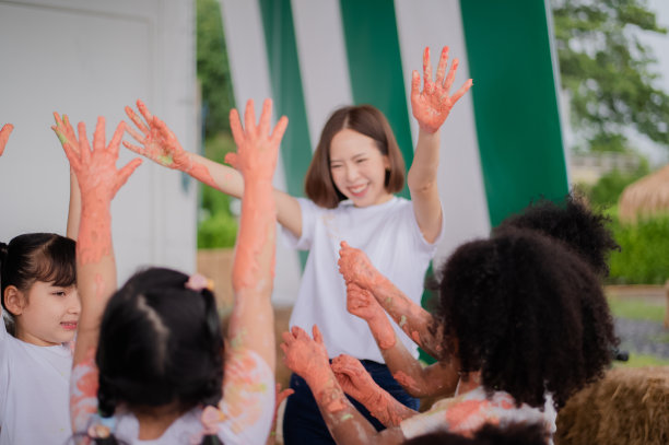 老师和孩子们一起玩彩色美术手牵手一起玩图片下载