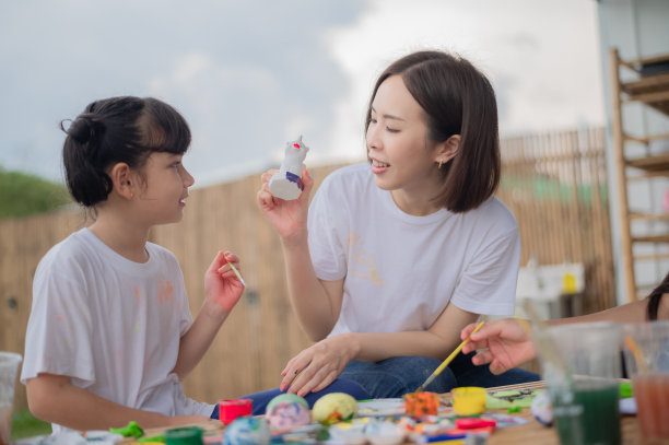 学习艺术的母女画了一个洋娃娃图片下载