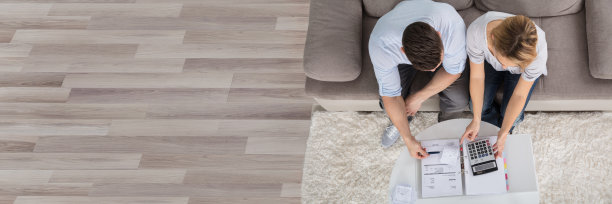 一对夫妇计算账单的俯视图图片下载