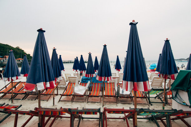 岛海坐椅书桌和伞上的海滩与日落黄昏香草天空背景景观在泰国图片下载