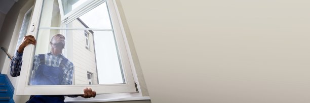 修理破窗的非洲杂工图片下载