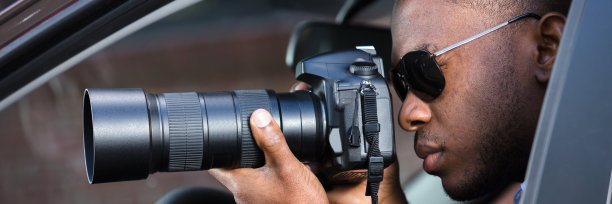 侦探坐在车里拍照图片下载