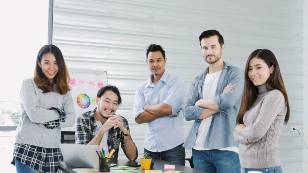 肖像组的商人团队伙伴们一起笑着开心地看着镜头。多民族团队领导执行董事会组织合影。画像多元化的人团队在会议室图片下载