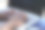 一个黑人在公园用笔记本电脑远程工作的特写镜头图片下载