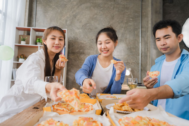 用托盘上的披萨和美酒庆祝，一个创业派对。新年晚会公司年度晚会酒精饮料公司晚会构想图片下载