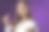 年轻女子与化妆手持粉刷在紫色的背景图片下载