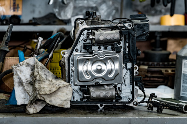 在汽车服务站拆卸汽车发动机缸体图片下载