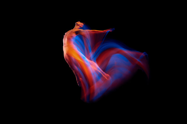 抱负。灵活的男性芭蕾舞者的独奏表演舞蹈孤立的黑暗背景在发光的彩色霓虹灯。优雅、艺术、美图片下载