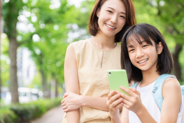 亚洲母女，智能手机图片下载