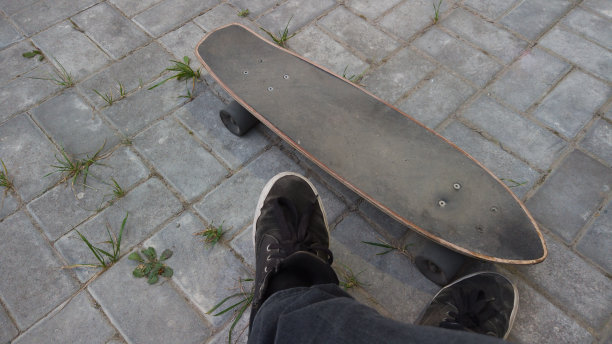 旧的滑板躺在地上图片下载