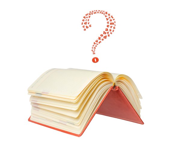 打开日记本，白色背景上有飞翔的字母。图片下载