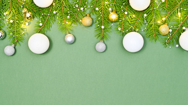 冷杉树枝与白色和金色的饰品复制空间振动绿色背景。平躺图片下载