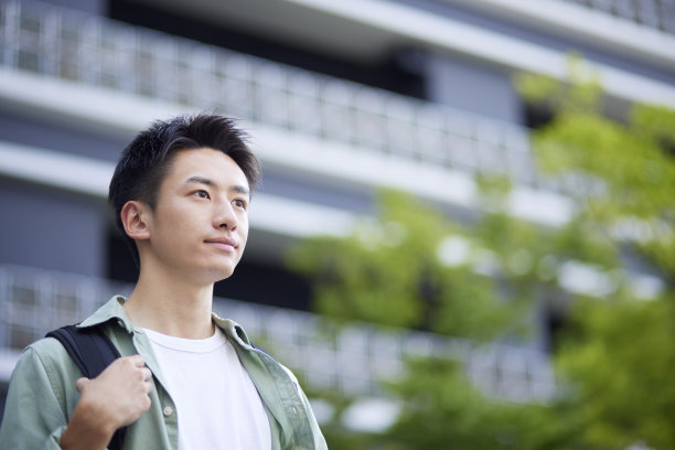 大学校园和年轻的日本学生图片下载