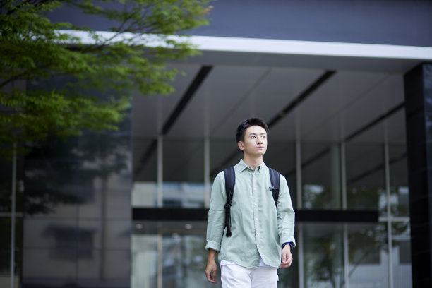 大学校园和年轻的日本学生图片下载