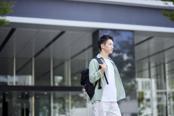 大学校园和年轻的日本学生图片下载