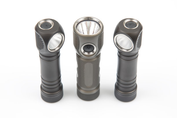 不同的灯笼手电筒在白色的背景。适合野营和家庭生活。图片下载