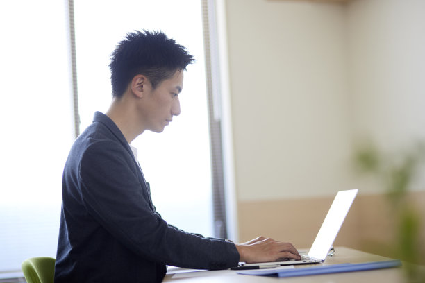 操作个人电脑的年轻日本商人图片下载