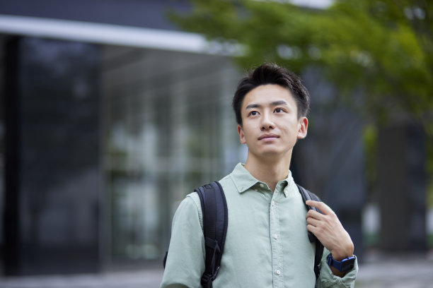 大学校园和年轻的日本学生图片下载