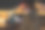 晚上在户外使用智能手机的男子图片下载