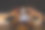 晚上在户外使用平板电脑的男子图片下载