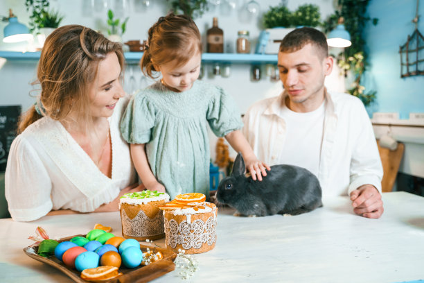 家人，妈妈，爸爸，孩子，女儿庆祝复活节。做蛋糕，在餐桌上画鸡蛋。节日快乐在一起。复活节兔子,兔子图片下载