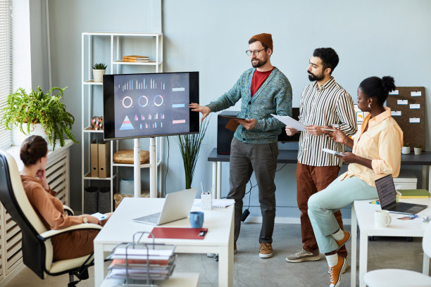 穿着便装的年轻商人向他的同事解释财务数据图片下载