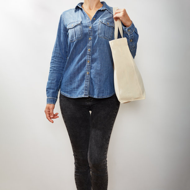 穿着牛仔衬衫、携带帆布环保手提袋的年轻女性（未识别）图片下载