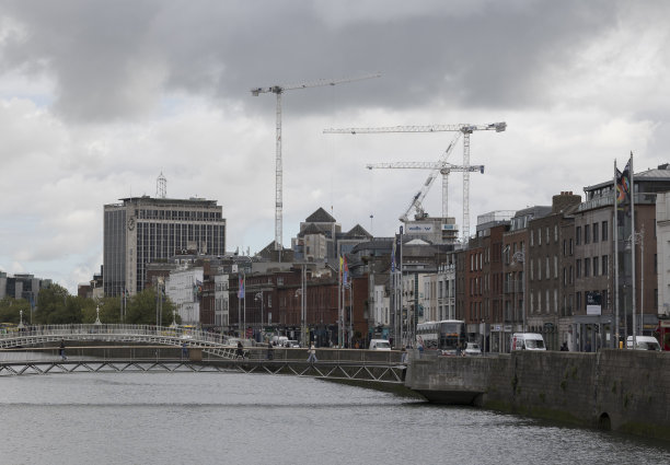 城市建筑之间的塔吊图片下载