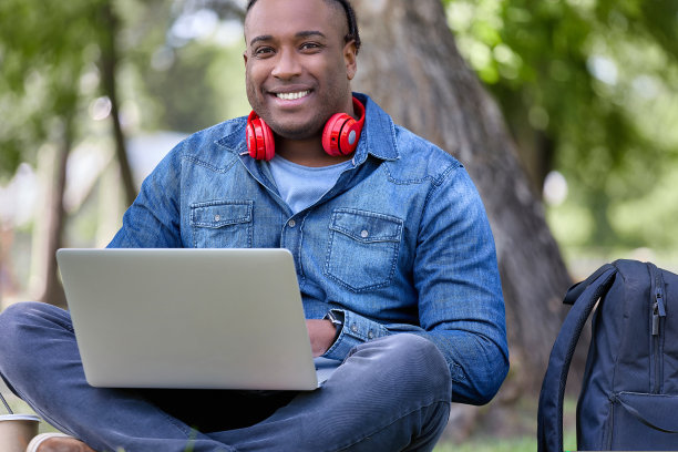 穿着便装、手提电脑的男企业家在虚拟网店工作图片下载