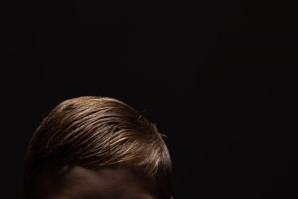 一个男孩的头部特写与黑色背景图片下载