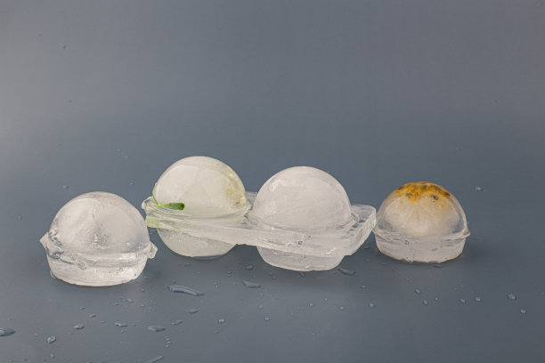 从真正的冰中分离出圆冰块图片下载