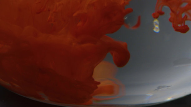 五颜六色的颜料溅在一杯水中，图片下载