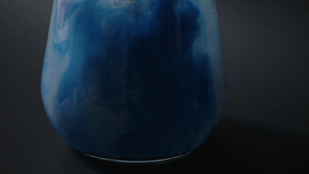 五颜六色的颜料溅在一杯水中，图片下载