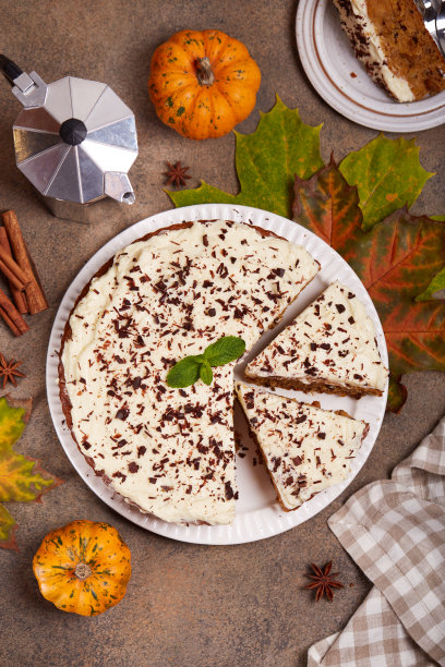 南瓜核桃馅饼，上面覆盖着奶油奶酪和碎巧克力。俯视图图片下载