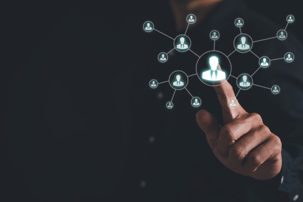 人力资源官(HR)会挑选从人群中脱颖而出的员工。人力资源、CRM、数据挖掘和社交媒体概念。图片下载