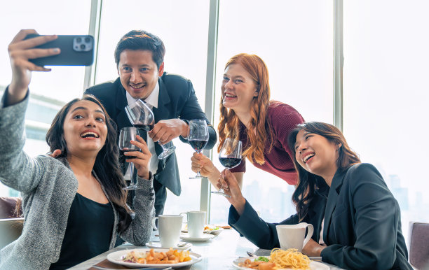 一群朋友团聚，相聚，欢聚庆祝图片下载