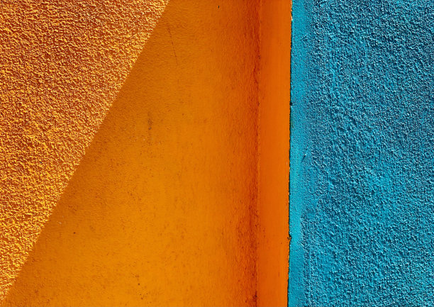 抽象的彩色墙壁背景与阳光和阴影。图片下载