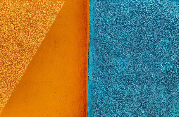 抽象的彩色墙壁背景与阳光和阴影。图片下载