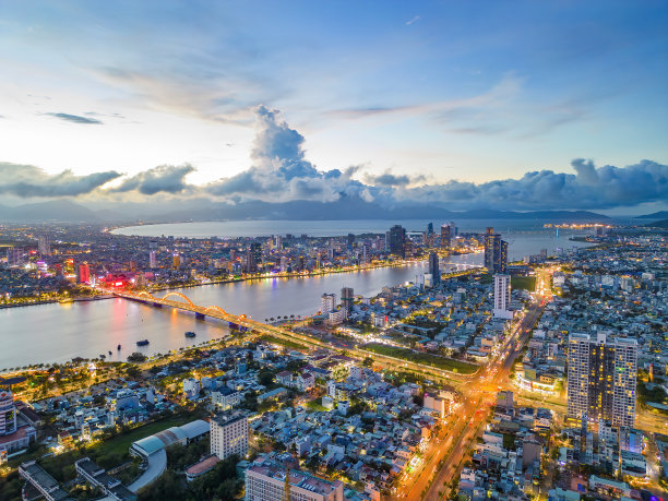 日落时岘港海滩的鸟瞰图，这是越南一个非常著名的目的地。图片下载