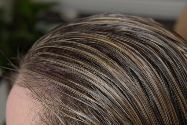 梳理女人的湿头发。特写镜头图片下载