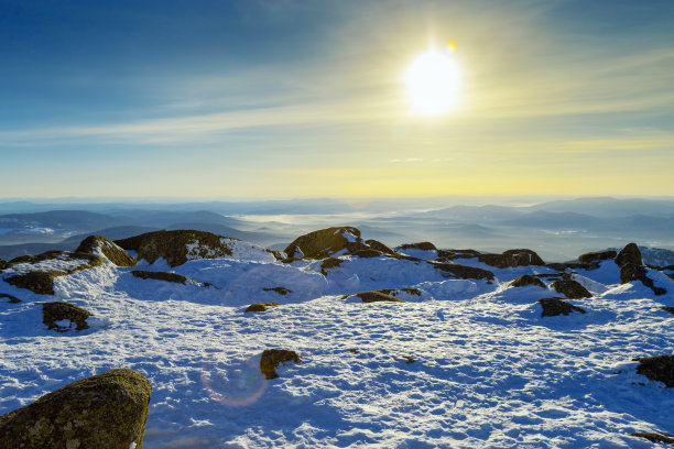 从山顶到丘陵的景色，白雪，蓝天，石头和杉树。Gornaya Shoria的冬季景观，俄罗斯Sheregesh滑雪场，阿尔泰山脉的自然背景。图片下载