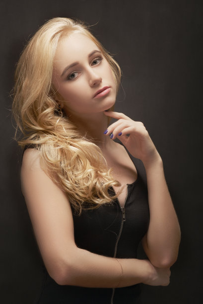 年轻的金发女人图片下载