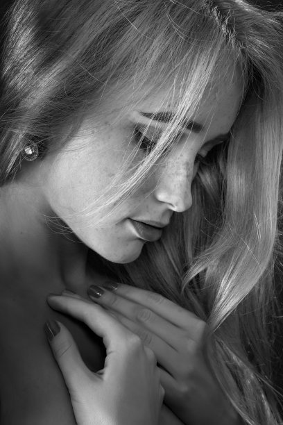 有雀斑的女人图片下载