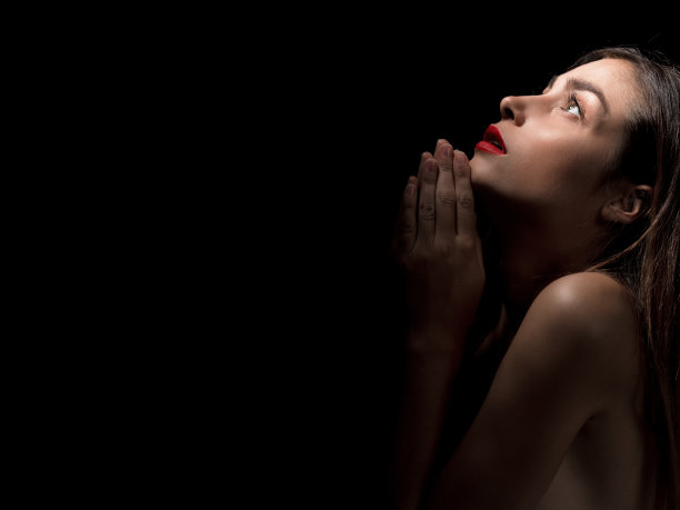 女人祈祷图片下载