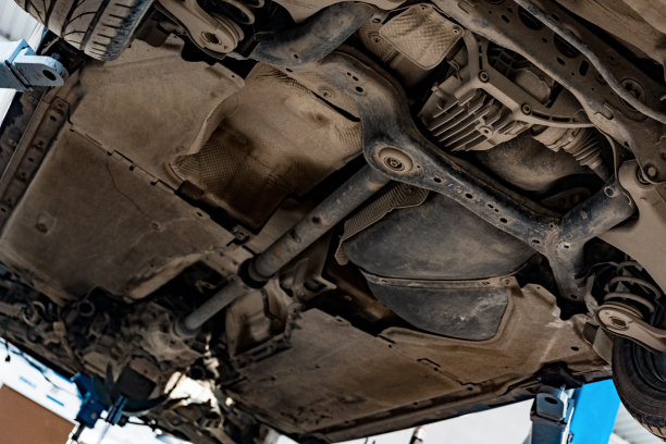 Сar在一个汽车修理服务举起千斤顶，从底部观看图片下载